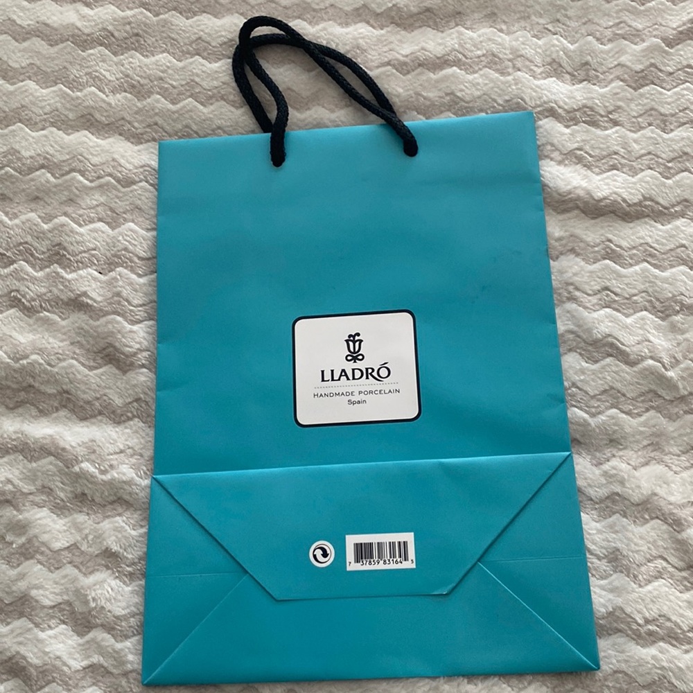 Lladro shopping bag plus 2 lladro 2022 magazines/ catalogs